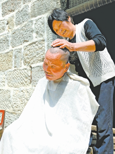 為了照顧兩個(gè)小叔，馬英專門學(xué)會(huì)了理發(fā)。