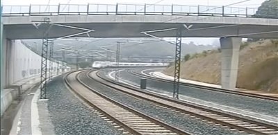 時(shí)速190公里的列車通過(guò)一個(gè)限速80公里的急轉(zhuǎn)彎。