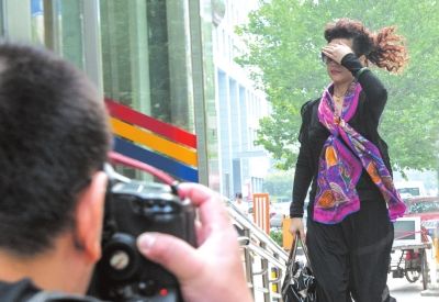 7月22日李某某輪奸案庭前會(huì)議，夢(mèng)鴿擋臉小跑進(jìn)法院。資料圖片京華時(shí)報(bào)記者蒲東峰攝