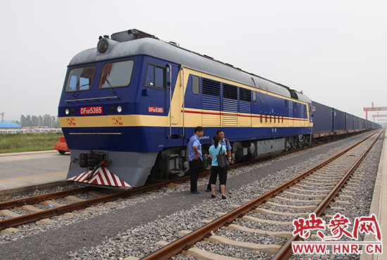 等待出發(fā)的第二班鄭歐國(guó)際貨運(yùn)專列 等待出發(fā)的第二班鄭歐國(guó)際貨運(yùn)專列