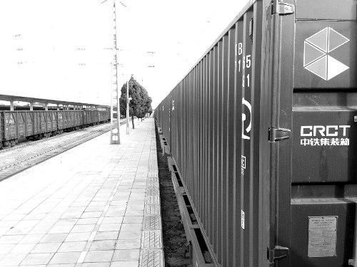 此次班列跟車工作人員@就著米飯吃面條發(fā)微博說：一路走來，每個(gè)停靠站的工作人員都在夸我們的集裝箱。