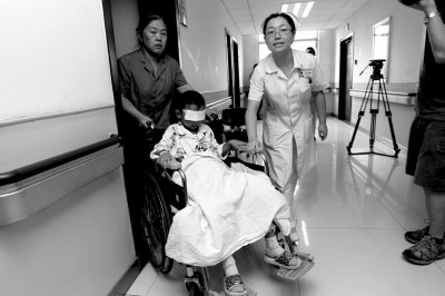 昨天，斌斌被推出病房，準(zhǔn)備換藥。記者 譚青/攝