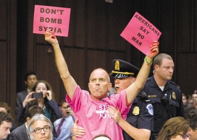 3日，美參議院外委會(huì)舉行敘利亞問(wèn)題聽(tīng)證會(huì)，民眾在現(xiàn)場(chǎng)示威，抗議美國(guó)軍事干預(yù)敘利亞。