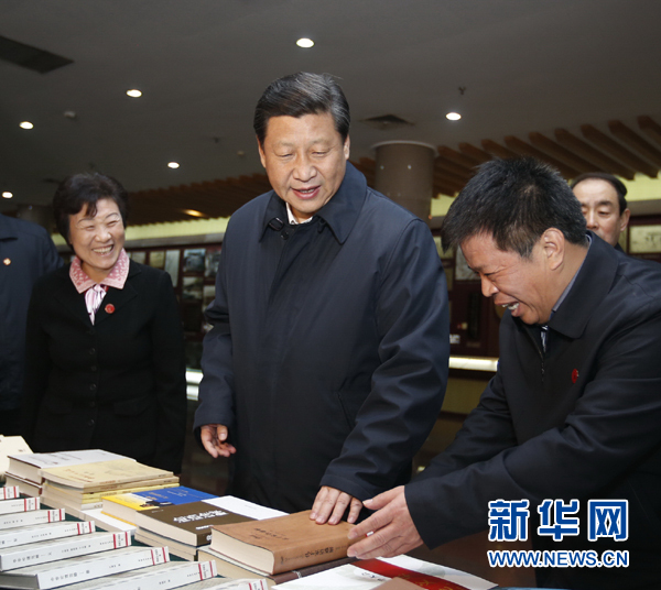 26日上午，習近平在孔子研究院參觀考察。新華社記者鞠鵬 攝