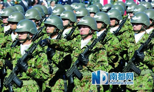 10月27日，日本自衛(wèi)隊舉行閱兵儀式