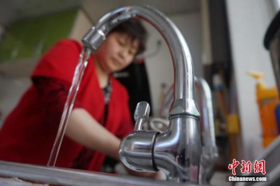 圖為4月13日,蘭州市七里河區(qū)居民李大媽用自來水洗菜。楊艷敏 攝 圖為4月13日,蘭州市七里河區(qū)居民李大媽用自來水洗菜。楊艷敏 攝