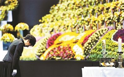 4月29日，韓國總統樸槿惠為“歲月”號沉沒客輪死難者默哀圖片/IC