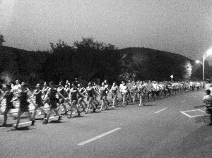 廣場(chǎng)舞大媽“轉(zhuǎn)行”，徐州每晚萬人暴走