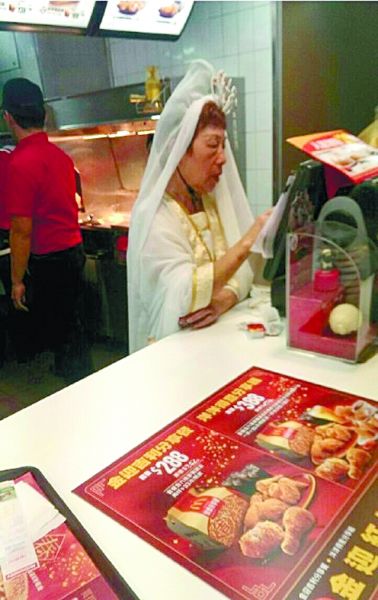 麥當勞也挺拼的！店員化身觀音為顧客點餐