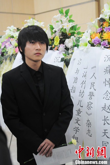 韓寒到場痛哭流淚。