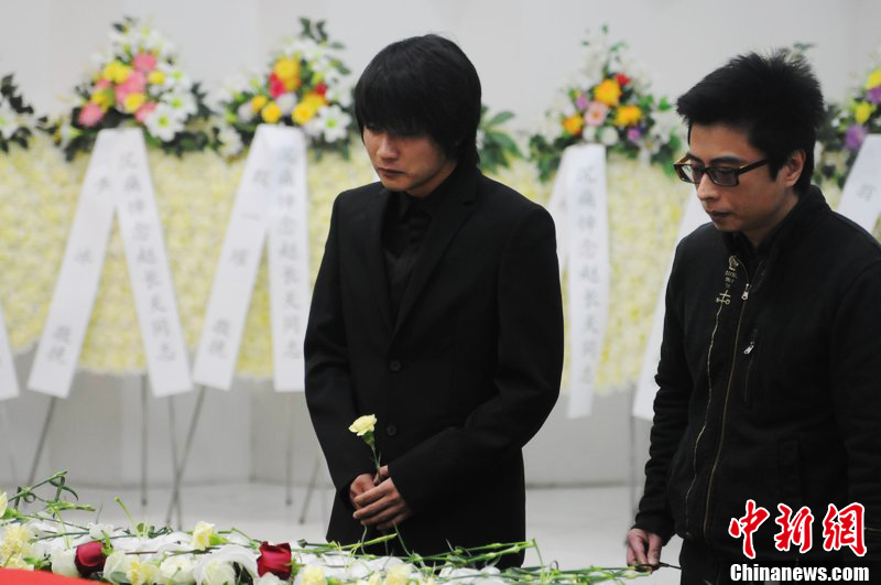 韓寒到場痛哭流淚。