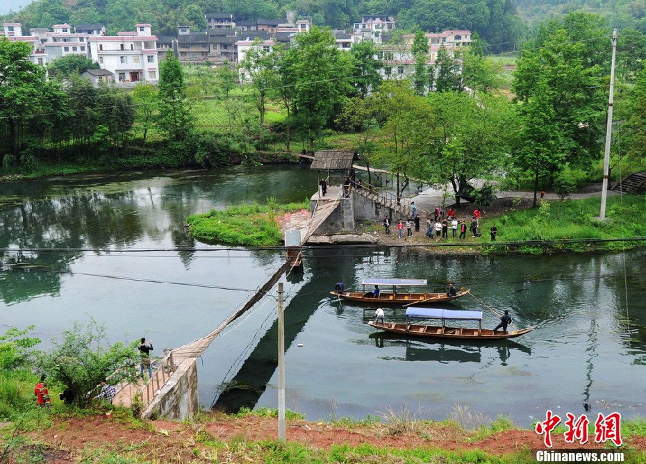 5月2日，鳳凰縣搜尋人員仍在沱江下游搜尋。