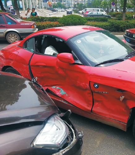 寶馬車門完全變形。