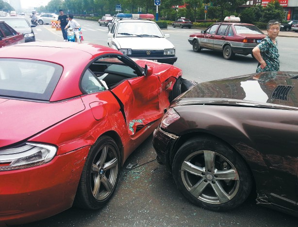 兩部價值百萬左右的豪車在碰撞中損傷嚴(yán)重。謝德勝 記者金學(xué)永/攝