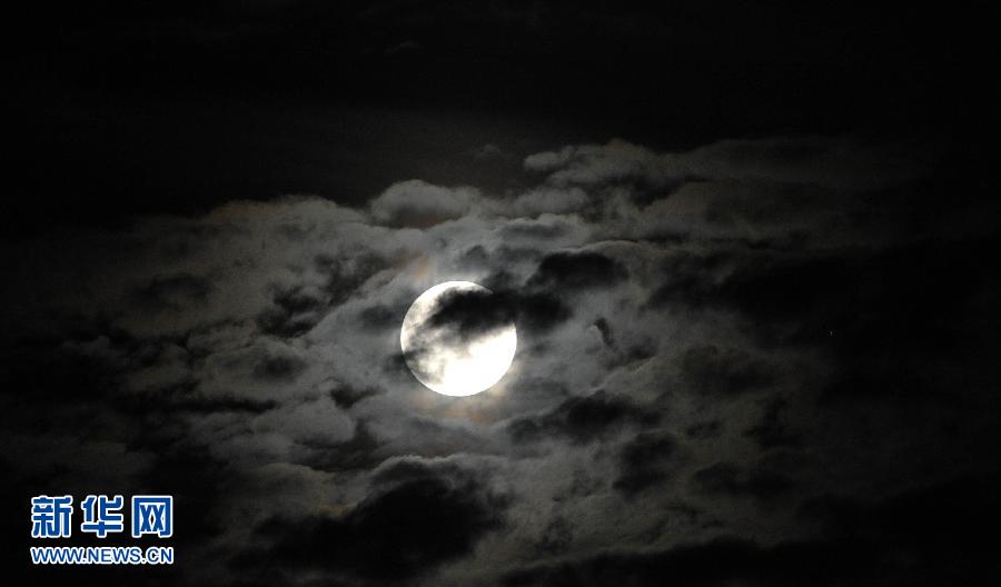 6月23日晚，一輪圓月高懸在海南省?？谑猩峡?。