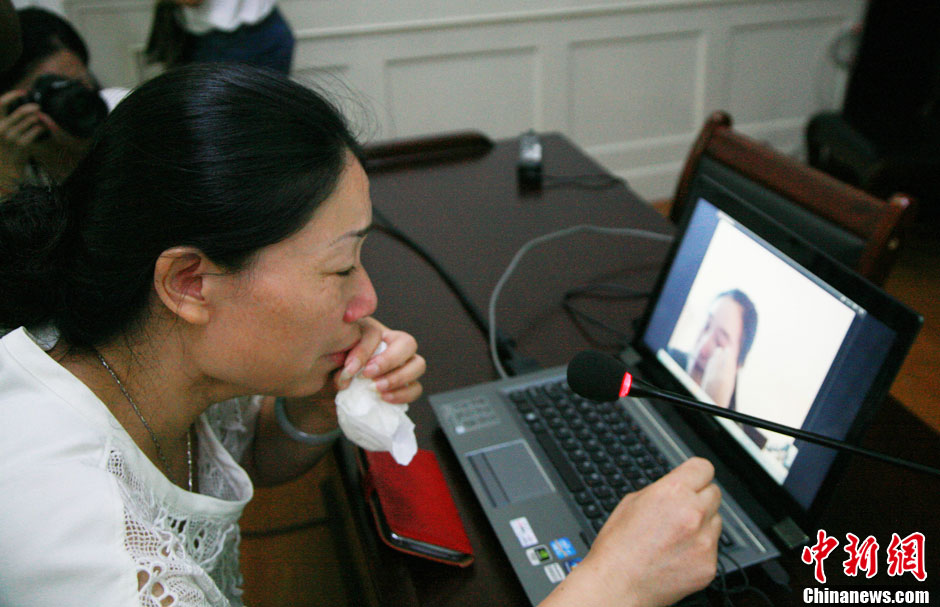 浙江江山韓亞空難親歷學(xué)生與國(guó)內(nèi)家長(zhǎng)進(jìn)行視頻對(duì)話 中新社發(fā) 李晨韻/攝 浙江江山韓亞空難親歷學(xué)生與國(guó)內(nèi)家長(zhǎng)進(jìn)行視頻對(duì)話 中新社發(fā) 李晨韻/攝