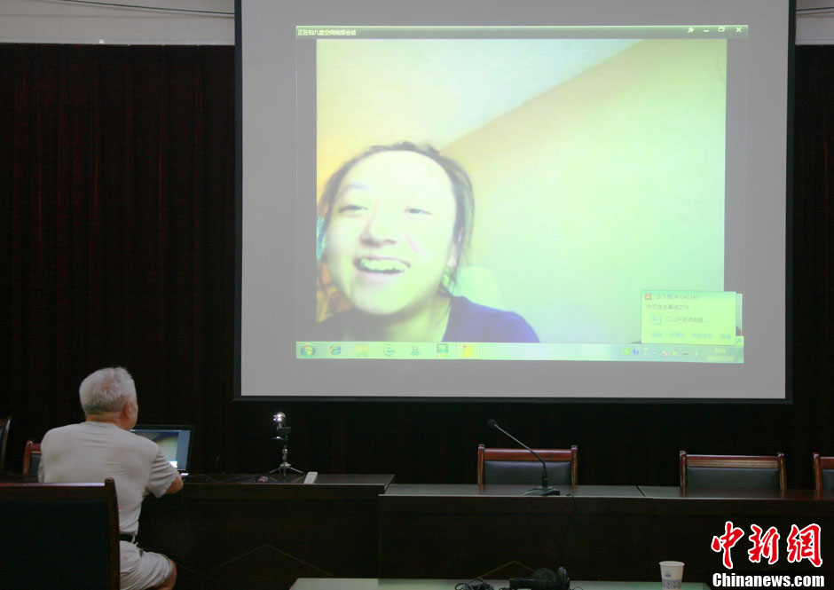 浙江江山韓亞空難親歷學(xué)生與國(guó)內(nèi)家長(zhǎng)進(jìn)行視頻對(duì)話 中新社發(fā) 李晨韻/攝 浙江江山韓亞空難親歷學(xué)生與國(guó)內(nèi)家長(zhǎng)進(jìn)行視頻對(duì)話 中新社發(fā) 李晨韻/攝