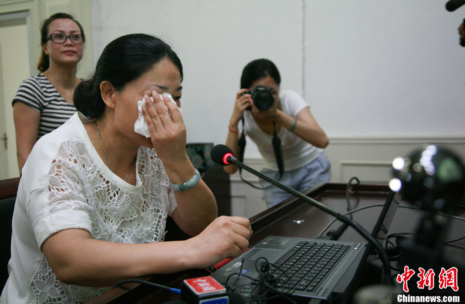 浙江江山韓亞空難親歷學(xué)生與國(guó)內(nèi)家長(zhǎng)進(jìn)行視頻對(duì)話 中新社發(fā) 李晨韻/攝 浙江江山韓亞空難親歷學(xué)生與國(guó)內(nèi)家長(zhǎng)進(jìn)行視頻對(duì)話 中新社發(fā) 李晨韻/攝