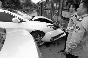 謳歌的車頭損傷嚴(yán)重 謳歌的車頭損傷嚴(yán)重