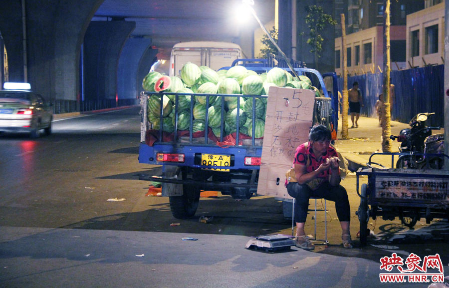 深夜鄭州街頭的瓜農 深夜鄭州街頭的瓜農