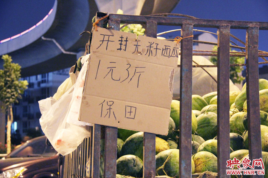 深夜鄭州街頭的瓜農 深夜鄭州街頭的瓜農
