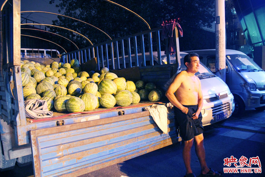 深夜鄭州街頭的瓜農 深夜鄭州街頭的瓜農