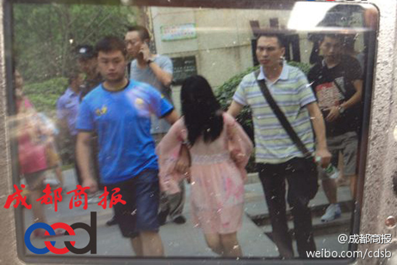 圖為事發(fā)現(xiàn)場(chǎng)，嫌疑人被警方控制。