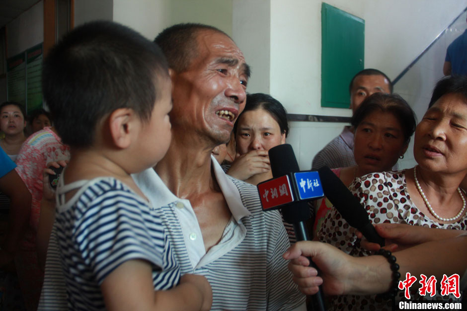 圖為獲救嬰兒的爺爺接受中新社記者采訪。張一辰 攝