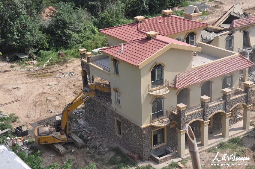 2013年8月18日，在黃河南岸鄭州市惠濟(jì)區(qū)花園口鎮(zhèn)申莊村，違規(guī)修建的別墅正在被拆除。張濤/東方IC