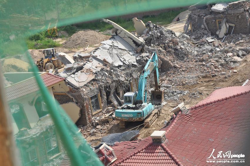 2013年8月18日，在黃河南岸鄭州市惠濟(jì)區(qū)花園口鎮(zhèn)申莊村，違規(guī)修建的別墅正在被拆除。張濤/東方IC