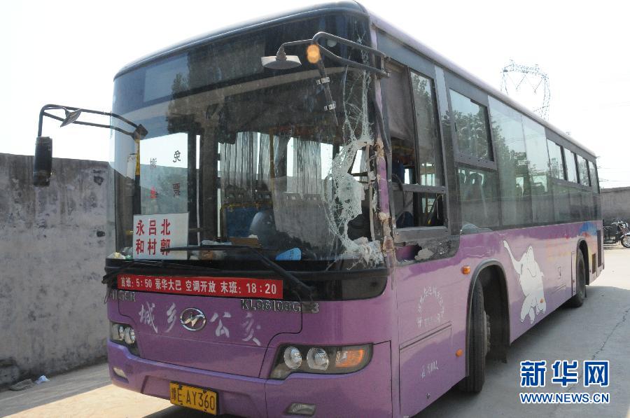 事發(fā)公交車左前方的擋風(fēng)玻璃破了一個(gè)大洞（8月20日攝）。