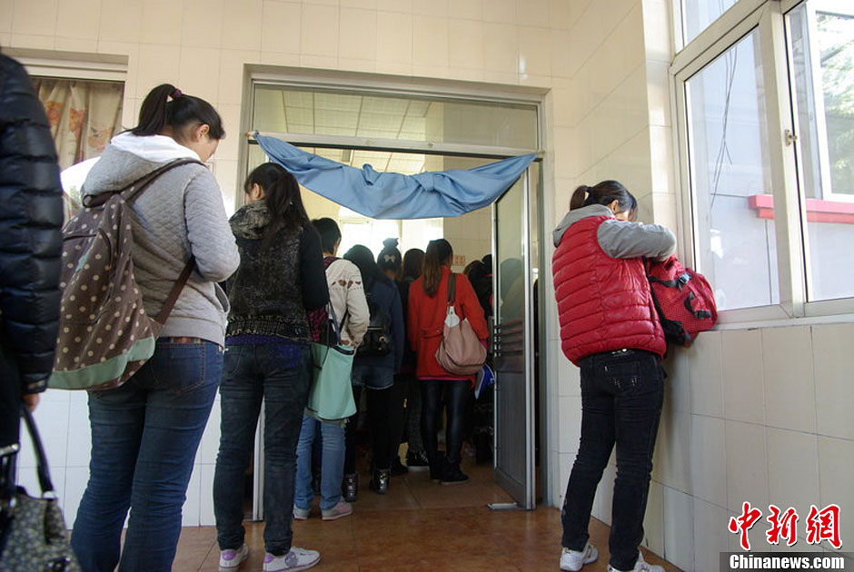 　10月26日上午10點多，北京香山路賞紅客摩肩接踵