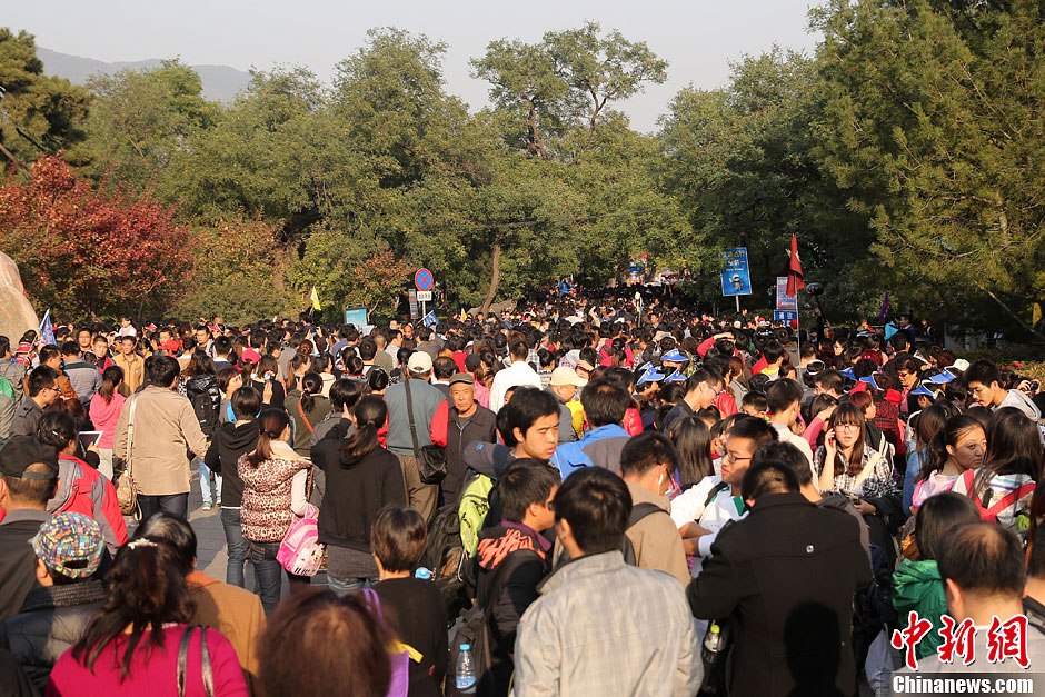 　10月26日，北京香山公園內(nèi)游客摩肩接踵。