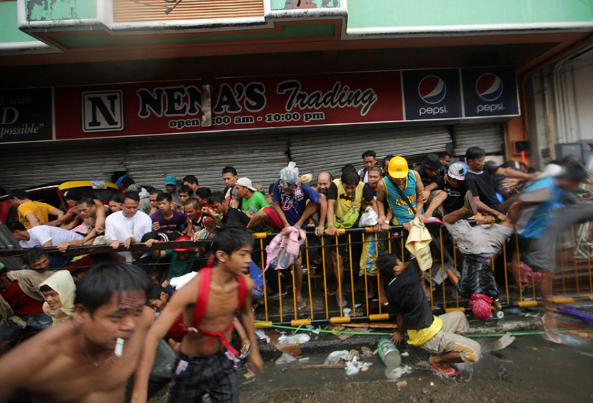 菲強(qiáng)臺(tái)風(fēng)致萬人遇難 食物短缺現(xiàn)哄搶 菲強(qiáng)臺(tái)風(fēng)致萬人遇難 食物短缺現(xiàn)哄搶