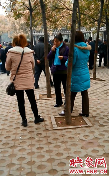 幾名等待拉客的中年婦女 幾名等待拉客的中年婦女