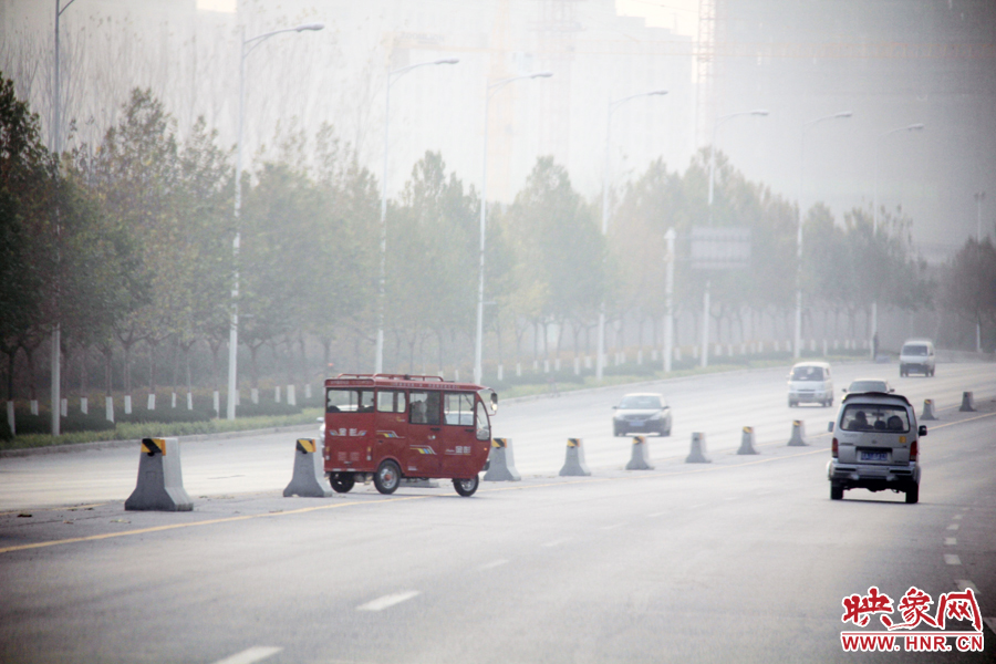 獨(dú)家:記者走訪鄭開(kāi)大道 已放置數(shù)百個(gè)水泥隔離樁 獨(dú)家:記者走訪鄭開(kāi)大道 已放置數(shù)百個(gè)水泥隔離樁