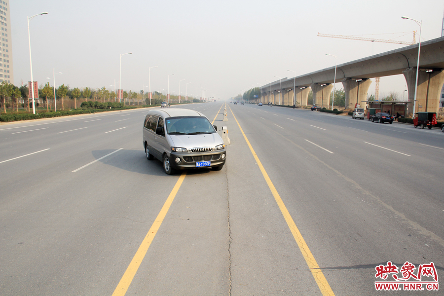 獨(dú)家:記者走訪鄭開(kāi)大道 已放置數(shù)百個(gè)水泥隔離樁 獨(dú)家:記者走訪鄭開(kāi)大道 已放置數(shù)百個(gè)水泥隔離樁