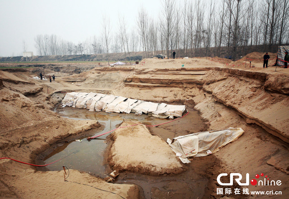 2014年1月6日，河南洛陽古沉船發(fā)掘現(xiàn)場，兩艘古沉船，一艘已經(jīng)挖掘出土，另一艘還有一半埋在沙丘里。