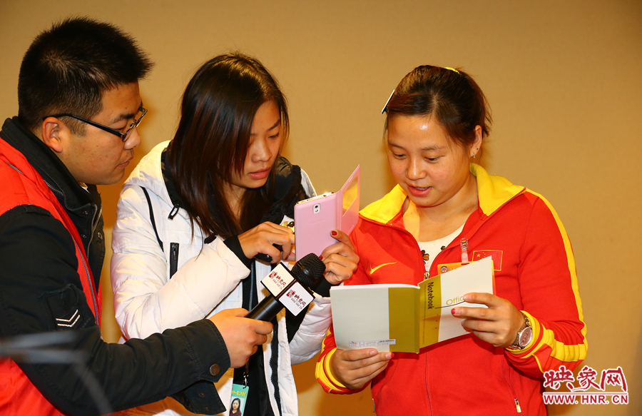 映象網(wǎng)記者現(xiàn)場采訪奧運(yùn)冠軍李雪英