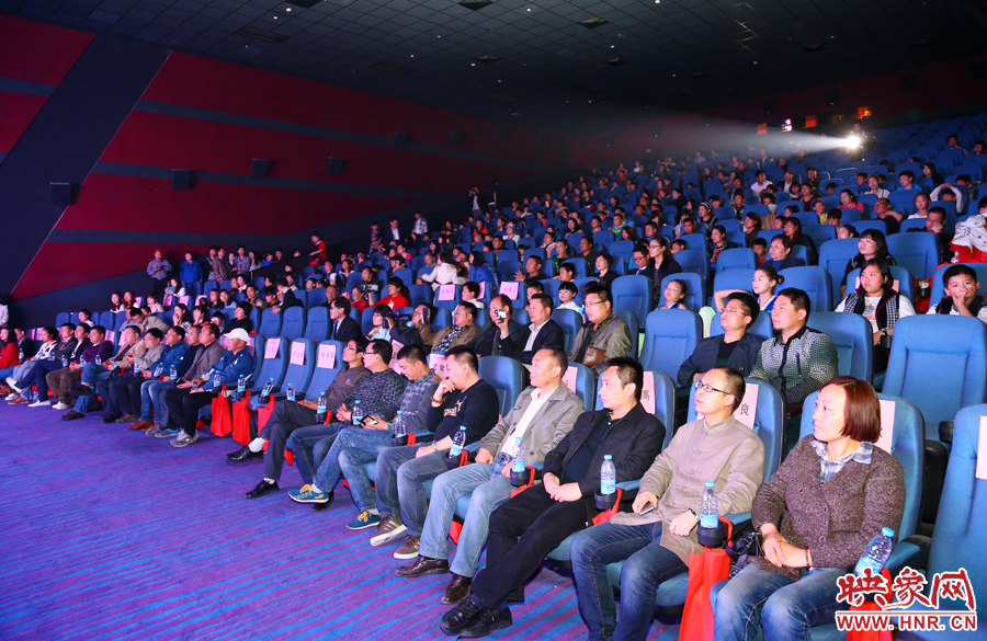 首映禮吸引了眾多的觀眾前來(lái)