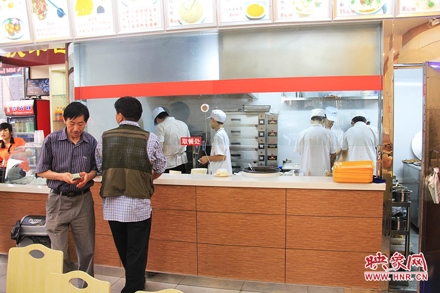 店面仍處于“試營業(yè)”狀態(tài),后廚的設(shè)備嶄新,看起來還算整潔。