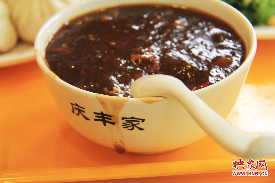 一碗炒肝,看上去也有滋有味。