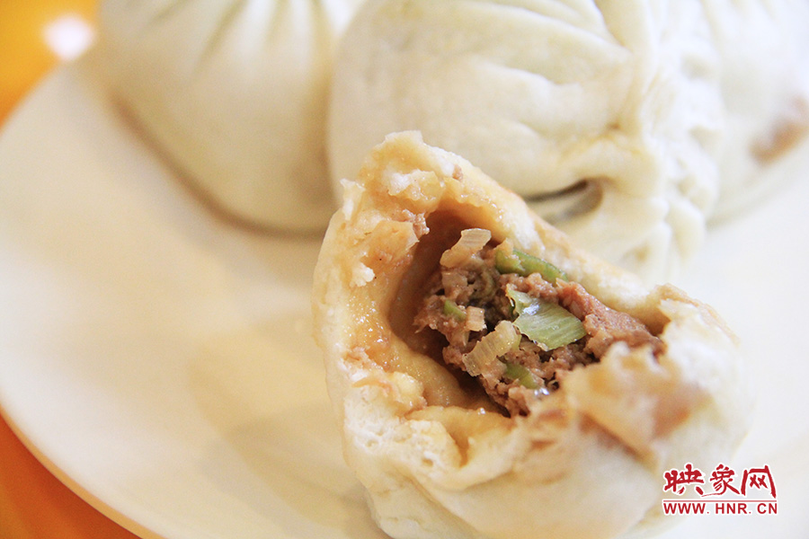 記者特意叫上一位去過北京正宗慶豐包子鋪的朋友前往試吃鑒定,兩者的味道差不多。