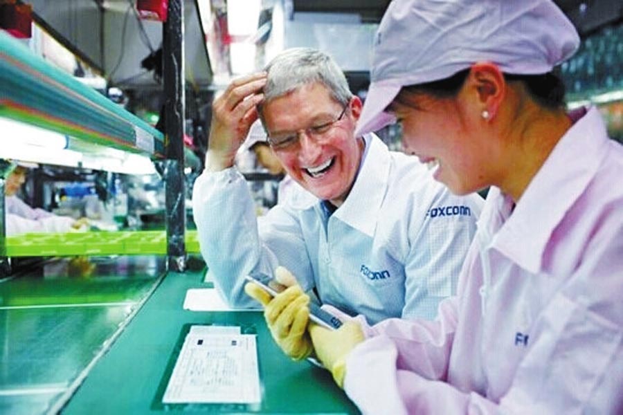 圖為蒂姆·庫克和一名女工在熱烈地交談。