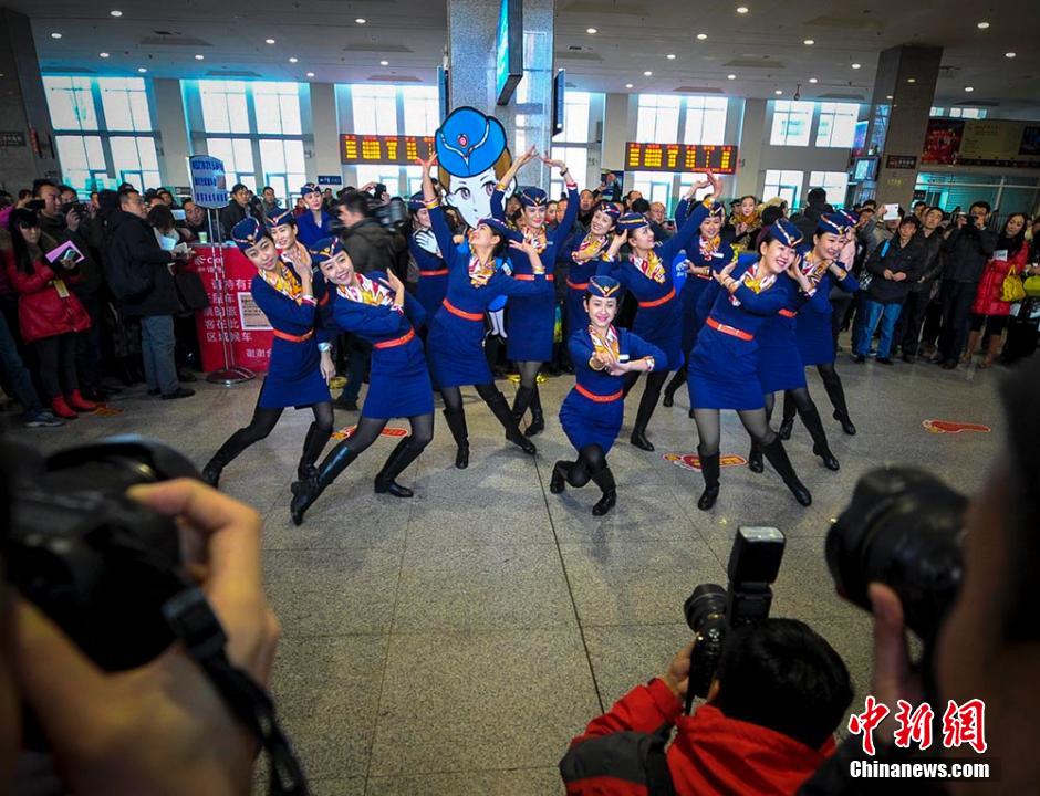 圖為D2702次列車13名乘務(wù)員在候車大廳內(nèi)玩起“快閃”。