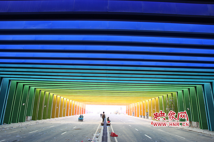 出隧道時(shí)由顏色過渡為紫色。