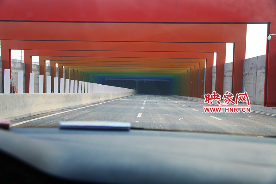 進(jìn)隧道時(shí)，由明到暗。