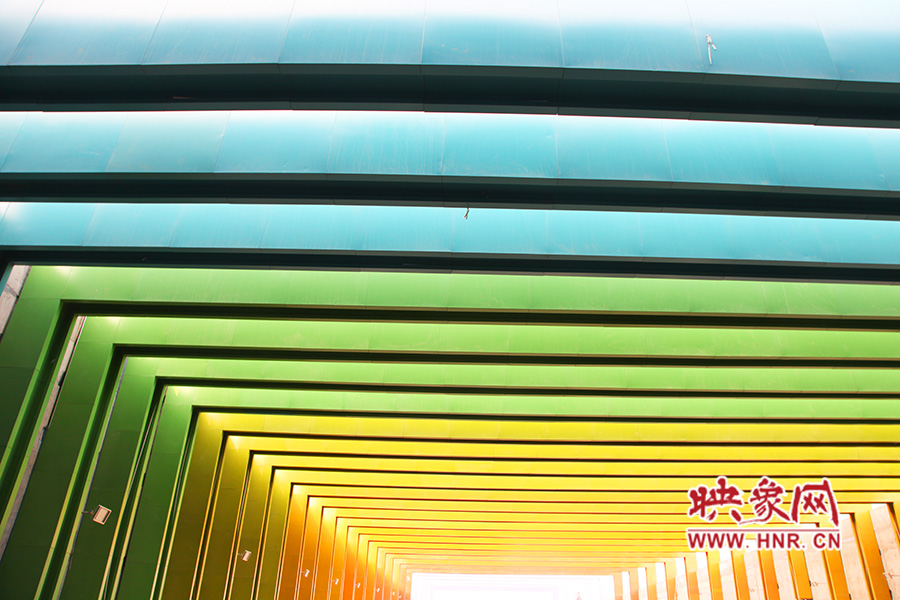 線條的明暗變化令人感覺夢(mèng)幻般神奇。