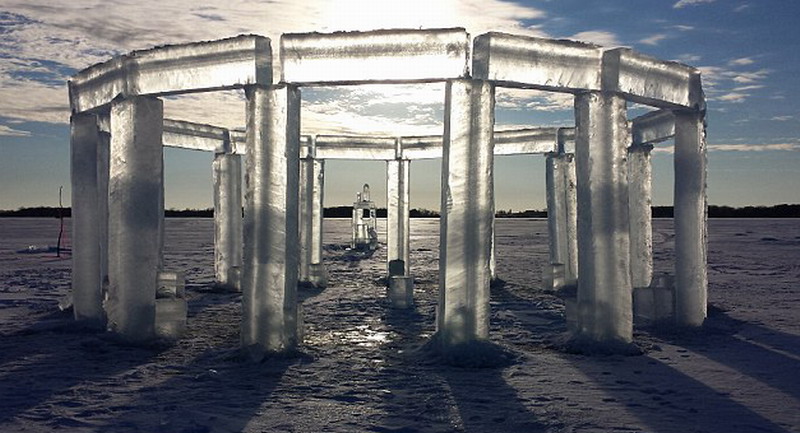 5名美國人制造冰柱版巨石陣。（網(wǎng)頁截圖）