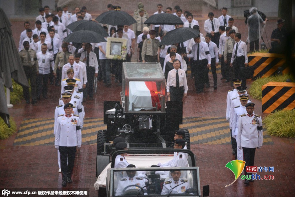 民眾冒雨在街頭守候 民眾冒雨在街頭守候